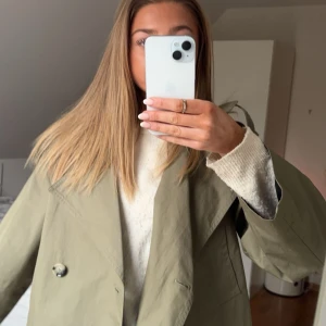 Grön trenchcoat från Mango - (nypris är 799kr!) Säljer min gröna trench coat från mango, den gröna färgen syns tydligare i naturligt ljus. 💓 
