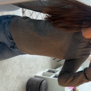Grå tröja från H&M - Säljer en finstickad grå tröja från H&M i storlek M. (Passar också som S). Den är i mycket bra skick och har aldrig används.💕💕