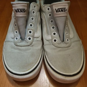 Baby blå sneakers från Vans - Säljer ett par baby blå Vans sneakers med klassisk design och gummisula. Skorna har en rund tå och är tillverkade i textilmaterial. Perfekta för en avslappnad stil.