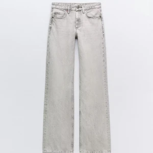 Grå jeans från zara - Snygga grå jeans från zara. Använd fåtal gånger. Har sytt upp dem i benen, går att sprätta så att dem blir långa igen. Är drygt 160cm för referens, skriv för fler bilder