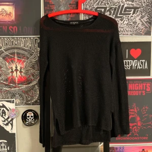 Svart stickad tröja från Sally&Circle - Söt stickad tröja som är see through, den har lösa trådar (bild 4,5)