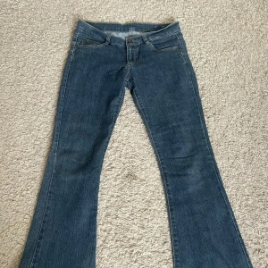 Blå bootcut jeans - Säljer ett par lågmidajde blå bootcut jeans. De har en så snygg och perfekt passform och superfin färg. Köpt secondhand men aldrig använda och är i superbra skick. Skriv för fler bilder!!