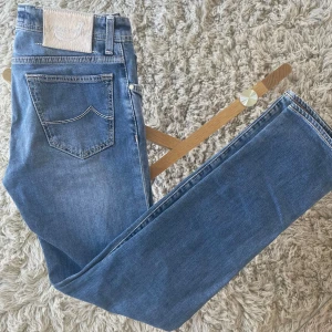 Jacob Cohën Jeans - Säljer ett par exklusiva jeans från Jacob Cohën, perfekt till sena sommardagar🌄 | Skick: 9/10 Storlek: 32 | Mått, Midjan: 40cm | Längd från skrevet: 79cm | Hela längden: 105cm | Nypris: 5499kr Mitt pris: 1099kr | Tveka inte på att ställa frågor privat!💯