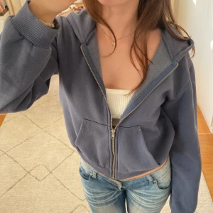 Blå zip up - Säljer en snygg blå hoodie med dragkedja och luva🤩hör av er vid funderingar!!💕💕