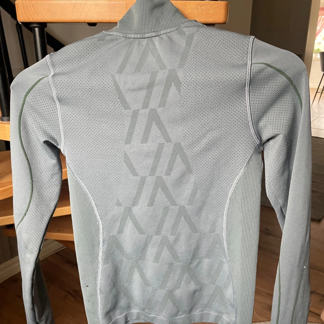 Grå långärmad tröja med dragkedja från All in - 1