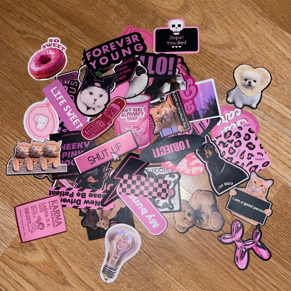 Massa y2k klistermärken i olika former och färger, inklusive rosa, lila och svart. Motiven varierar från text som 'Forever Young' och 'Shut Up' till bilder av djur och föremål som en glödlampa och en donut. Perfekt för att dekorera anteckningsböcker, laptops eller telefoner. ( har andra nyanser i mina andra annonser , kika in💖). Asusteet.