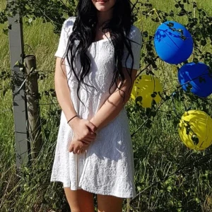 Vit klänning från H&M Divided - Säljer en söt vit klänning från H&M Divided. Klänningen har korta ärmar och ett fint texturerat mönster. Perfekt för sommaren eller till studenten. 💫