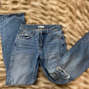 6 par jeans i Flare modell - Säljer ett paket med 6 par jeans i storlek S/36 köp alla eller styck. Kan mötas upp i Stockholm då de är lättare än att frakta. Köp alla för 350kr eller 90kr styck