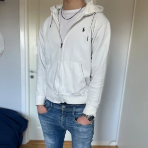 Ralph Lauren hoodie - Tja! Säljer denna asfeta vita Ralph lauren hoodien🔥| Skick 8/10 | Inga defekter | S men sitter som M | Nypris ca 1800 | skriv vid frågor eller funderingar😊| priset alltid diskuterbart🙌