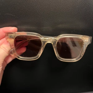 Transparenta solglasögon från CHIMI - Snygga transparenta solglasögon från Chimi med fyrkantig form. Bra skick och perfekta nu till vår och sommar☀️💕 (påsfodral finns att få med)