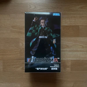 Kamado Tanjirou figur från Demon Slayer - Säljer en detaljerad figur från SEGA av  Kamado Tanjirou från Demon Slayer. Figuren står på ett tak håller i svärd. Förpacknings kartong finns kvar. Har flera anime figurer i mina andra annonser, kika gärna 💖