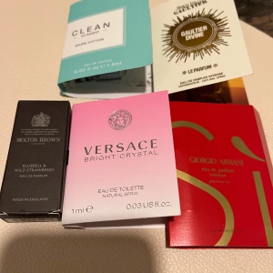 Parfymprover från olika märken Nya - Säljer ett set med parfymprover från olika märken. Inkluderar Molton Brown Bluebell & Wild Strawberry, Versace Bright Crystal, Giorgio Armani Sì Passione, Clean Warm Cotton och Gaultier Divine. Perfekt för att testa nya dofter innan köp av fullstor flaska.