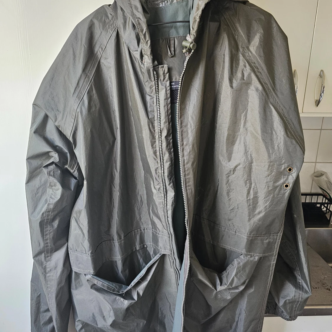 Grå regnjacka i nylon