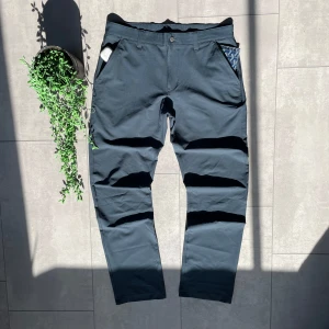 Mörkblå golfbyxor från Cross Sportswear - Snygga och funktionella golfbyxor från kvalitetsmärket Cross Sportswear. Byxorna är i mycket bra skick och erbjuder både komfort och stil på golfbanan. Perfekta för vår- och sommarsäsongen tack vare det lätta och följsamma materialet som ger full rörelsefrihet. 	•	Storlek: Medium (M) 	•	Färg: Mörk marinblå 	•	Skick: Mycket bra – inga synliga defekter eller slitage 	•	Funktionell design för optimal rörlighet 	•	Passar både på och utanför banan