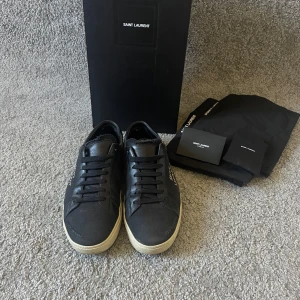 Saint Laurent sl/06 svart  - Tja säljer ju mina riktigt feta saint Laurent skor. Storlek 42, mycket sparsamt använda och i mycket bra skick. Hör av er vid fler funderingar❕❕👊