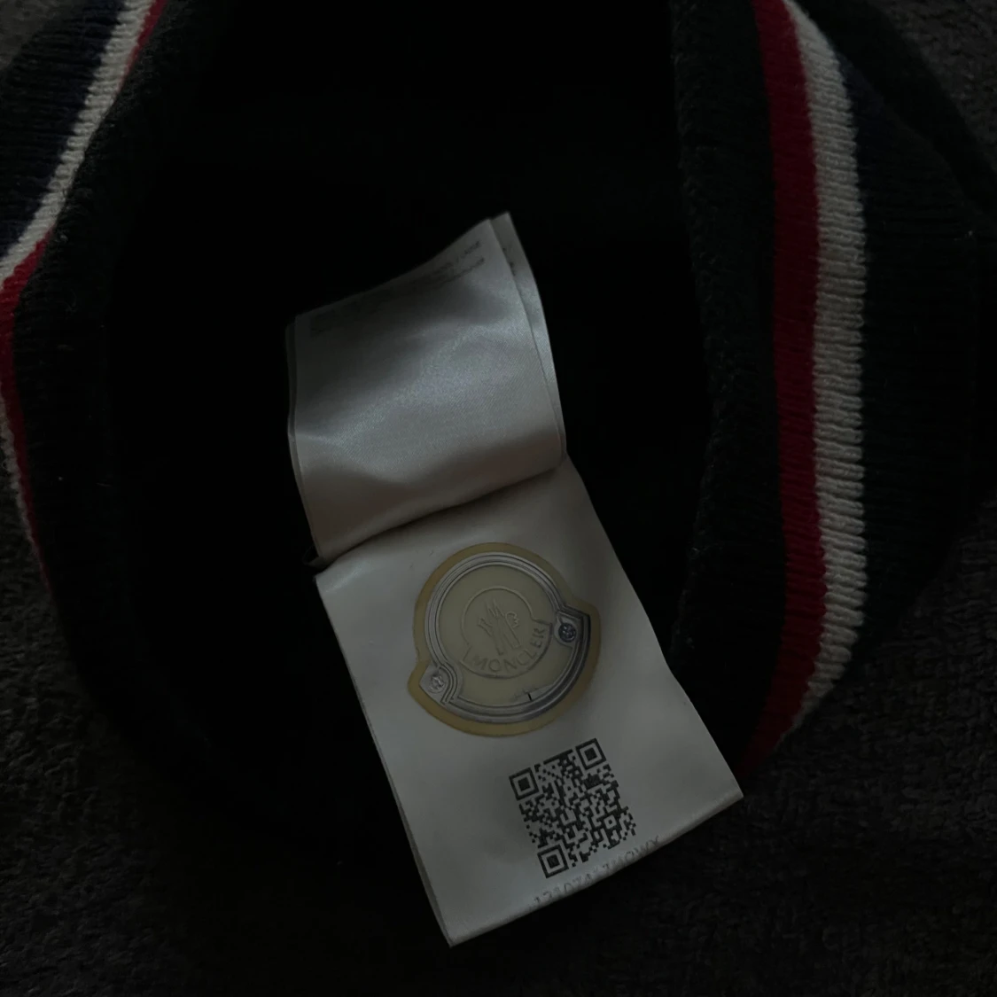 Svart mössa från Moncler - 1