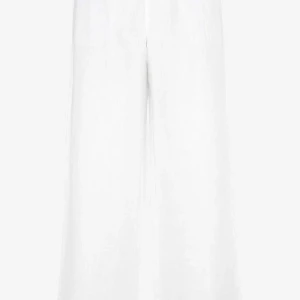 Vita linnebyxor - Snygga vita linnebyxor med en vid passform. Perfekta för en stilren look. Byxorna har en hyfsat låg midja och är tillverkade i ett lätt material som ger en luftig känsla. De är från Celebes if sweden orginalpris: 800kr! Helt oanvända då de är för små