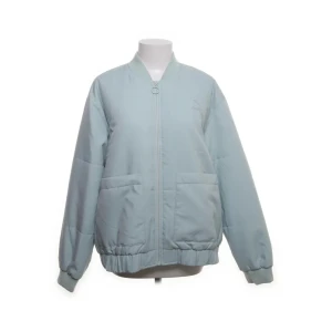 Ljusblå bomberjacka - Snygg ljusblå bomberjacka från Puma . Super cool och perfekt inför våren. Jackan är en storlek L men den passar både S,M och L skulle jag säga 