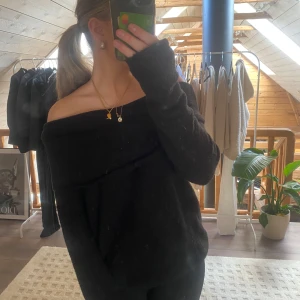 Svart offshoulder tröja från NA-KD - svart offshoulder tröja från NA-KD i storlek xs💗