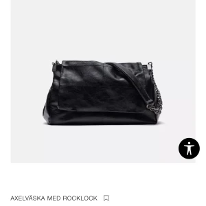 Svart Zara väska - Svart axelväska från Zara, använd fåtal gånger. 