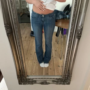 Lågmidjade Jeans - Jättefina lågmidjade utsvängda jeans!😍