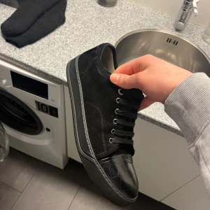 Lanvins UK8  - Tja, säljer dessa lite mer unika lanvins, i storlek UK8, vilket motsvarar 43 typ. skicket är 9/10 knappast använda. Nypris 4499, mitt pris 1999. Skriv gärna för fler frågor/bilder(: