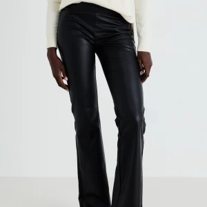  skinnbyxor med bootcut - Snygga svarta skinnbyxor med bootcut. Använda 2 ggr. Storlek Mx30