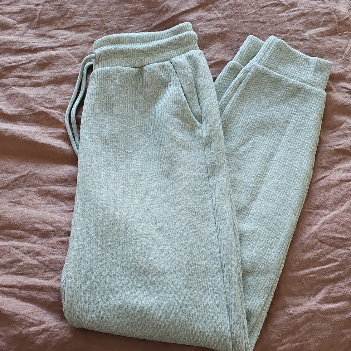 Grå mjukisbyxor från Amisu