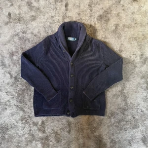 Ralph lauren cardigan - Säljer fet cardigan från Ralph lauren. Sjukt skön och grym kvalitet. Inga defekter. Storlek medium. Passar mig som är 175 cm 76kg