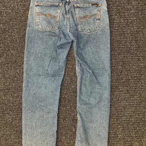 Nudie Jeans - Helt oanvända. Straight passform. Nypris: 1800