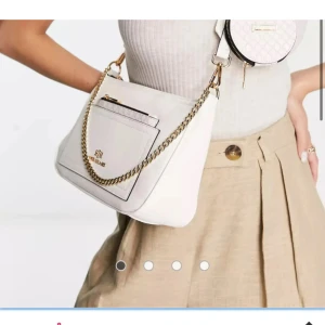Väska från River Island - Snygg vit axelväska från River Island. Vädkan kommer me en liten plånbok. Köpte från Plick men säljer på pga oanvänd💕