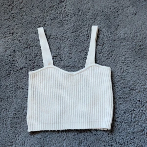 Beige ribbad linnetopp från Gina Tricot - Säljer då en stilren beige ribbad linnetopp från Gina Tricot. Toppen har breda axelband och en enkel design som passar perfekt till sommaren. Perfekt för en avslappnad men mysig outfit!🥰