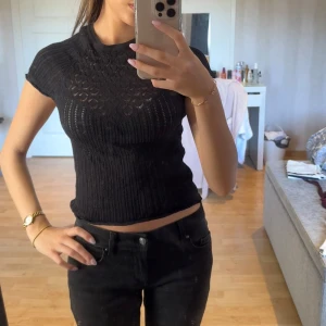 Svart spets topp - Jätte snygg svart spets topp från Zara. Aldrig använd i nytt skick! (storlek s på lappen, men jag skulle säga att den sitter som en xs) Skriv vid frågor❤️