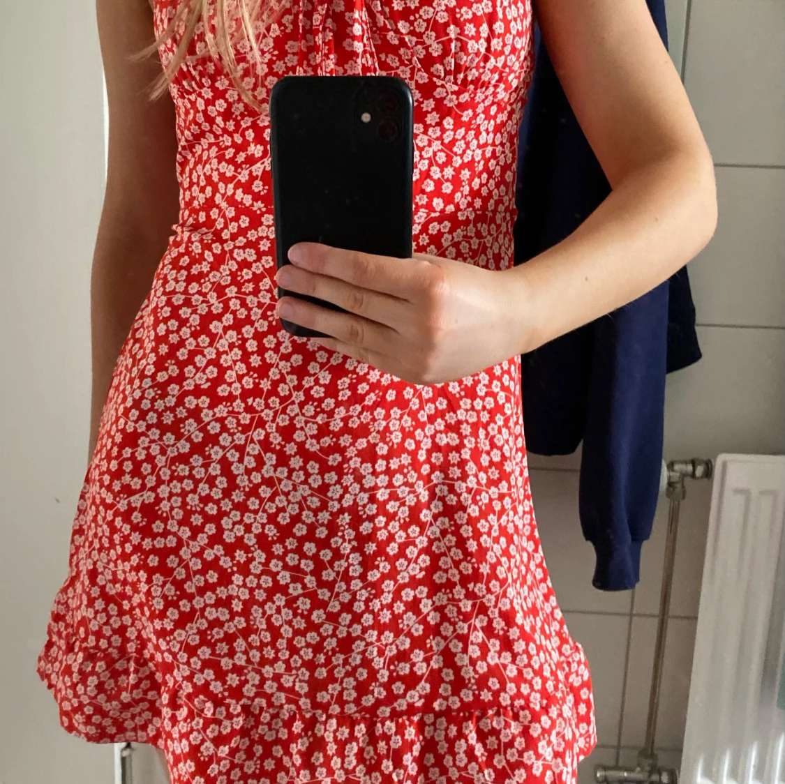 Röd blommig klänning med knytband - 2