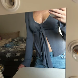 Grå knytblus från Gina Tricot - Säljer min helt oanvända knytblus från Gina💕skriv till mig vid frågor!