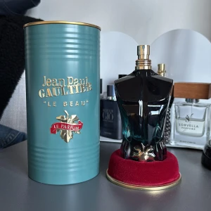 Jean Paul Gaultier Le Beau Le Parfum  - Säljer en elegant parfymflaska som sticker ut med sitt utseende och lika väl i doften. De primära doftnoterna i denna är kokos och annans och är till för dig som vill dofta som en pina colada. Det är en 75ml flaska och har använt 2/5 av flaskan. Skriv vid eventuella frågor 