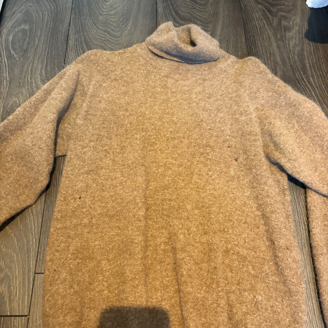 Beige stickad polotröja