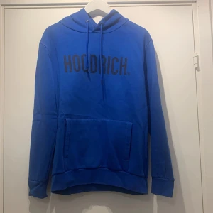 Blå hoodie från Hoodrich - Säljer en snygg blå hoodie från Hoodrich i bra skick. 