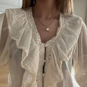 Blus - Cremevit blus från Mango i bra skick😽