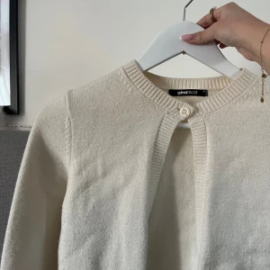 Kofta - Vit kofta med en knapp från Gina tricot i strl XS, säljer då den endast använts 1 gång 💕