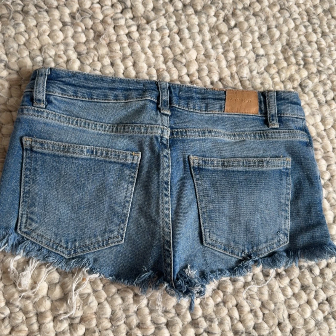 Blå Lågmidjade jeansshorts med slitningar - 1