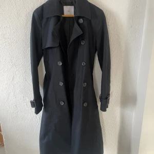 Svart trenchcoat från Mango!  - Svart trenchcoat från mango! Fint skick. Normal i storleken och perfekt nu på våren och till hösten. 🫶🏻