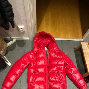 Moncler maya - Svin snygg jacka i röd färg. Priset sätter jag på 4000kr vilket är ett dunder pris beroende på hur eftertraktad den är!