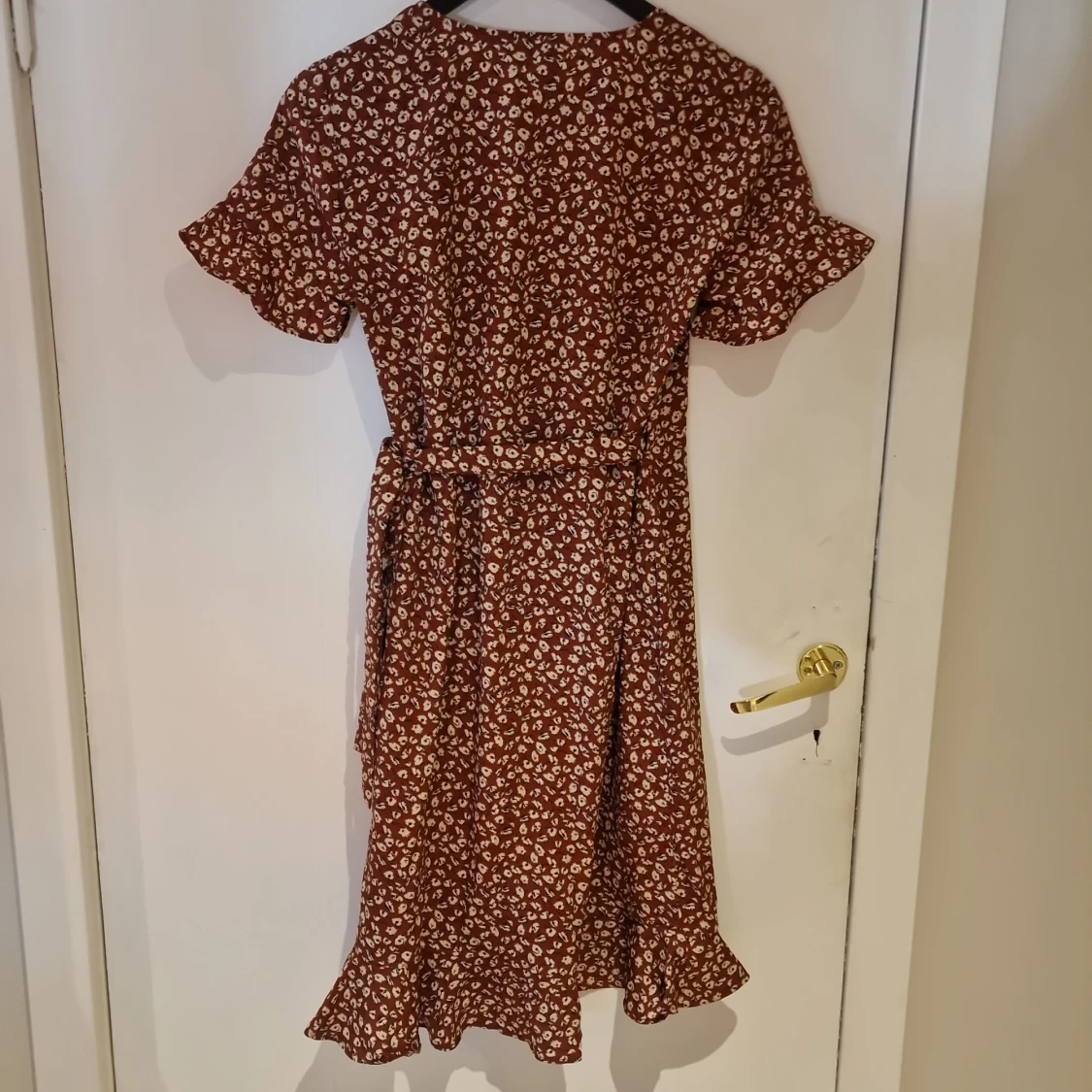 Brun blommig omlottklänning från ONLY stl 36 - 1