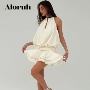 Vit klänning - Snygg vit (Lite åt de krämvita hållet) ärmlös klänning från shein med volangdetaljer och en v-ringad design. Aldrig använt, planerade att ha på studenten, men den var för stor. Kjolen sitter perfekt, men tyget där uppe var för stort för min smak (tänkte bara skriva innan så de inte bli något missförstånd)🥰