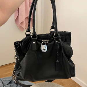 Michael kors väska  - Snygg lite vintage Michael kors väska men snygg typ innuti💞skorv vid eventuell köp☺️