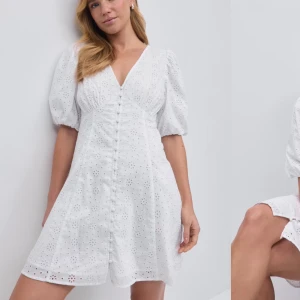 Vit klänning - Säljer en söt vit klänning från Gina Tricot med v-ringning och knappar framtill. Klänningen har korta puffärmar och ett fint broderat mönster. Perfekt för studenten och sommarens alla tillfällen! 🌸helt ny och oanvänd med prislapp kvar.