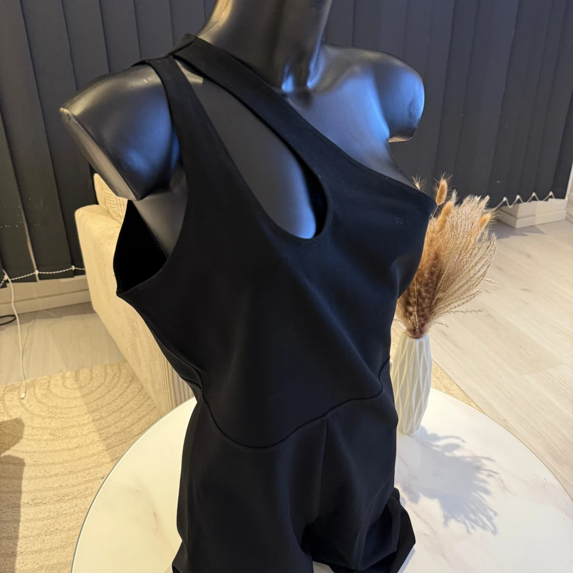 Svart oneshoulder klänning jumpsuit  - 1