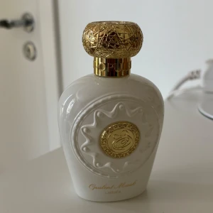 Opulent Musk Parfym - Eftersom man inte kan se saften gissar jag på att det finns mellan 90% eller 80% kvar. Noter: Top- Vit mysk, Saffran, Citron • Hjärta- Vita blommor, Jasmin • Bas- Vit mysk, Cedarträ, Bärnsten, Kåda 