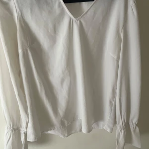 Fin blus från Adpt. - Fin blus i storlek M men passar mig som har xs/s. Fint skick💗